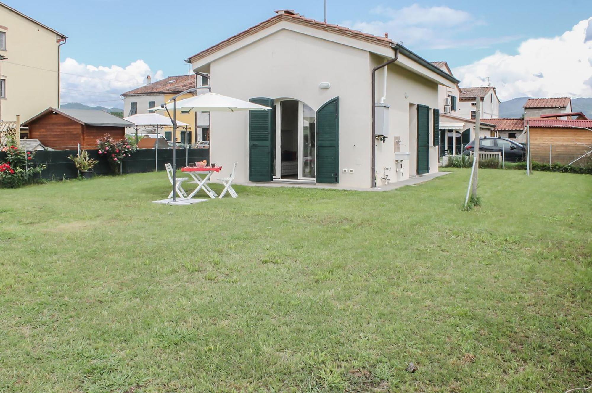 Modern Home With Private Parking Near The Station! Lucca Bagian luar foto